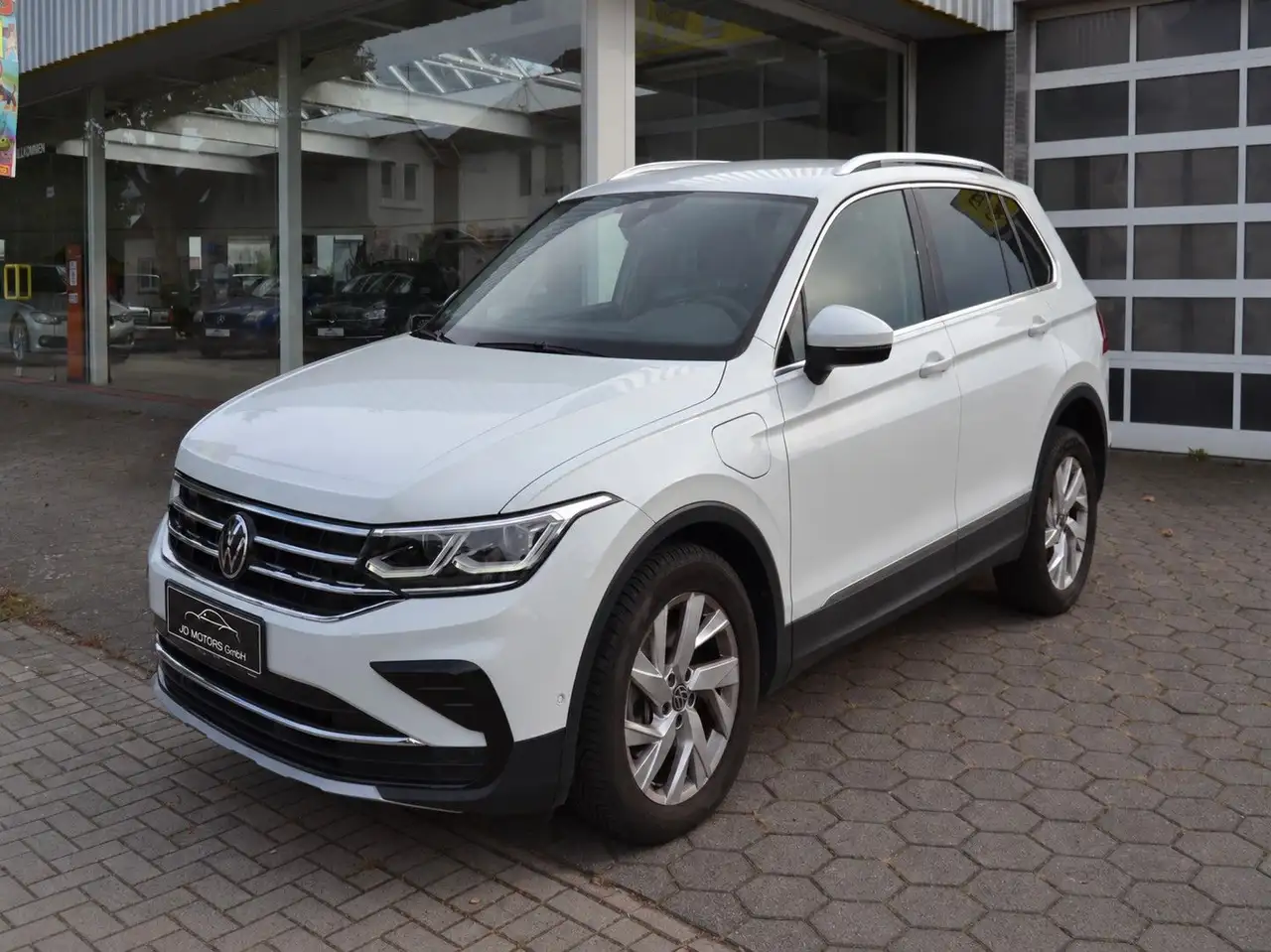 Volkswagen Tiguan Elegance eHybrid*ACC*AHK*DAB*Massage*RFK* — photo 1 of 15