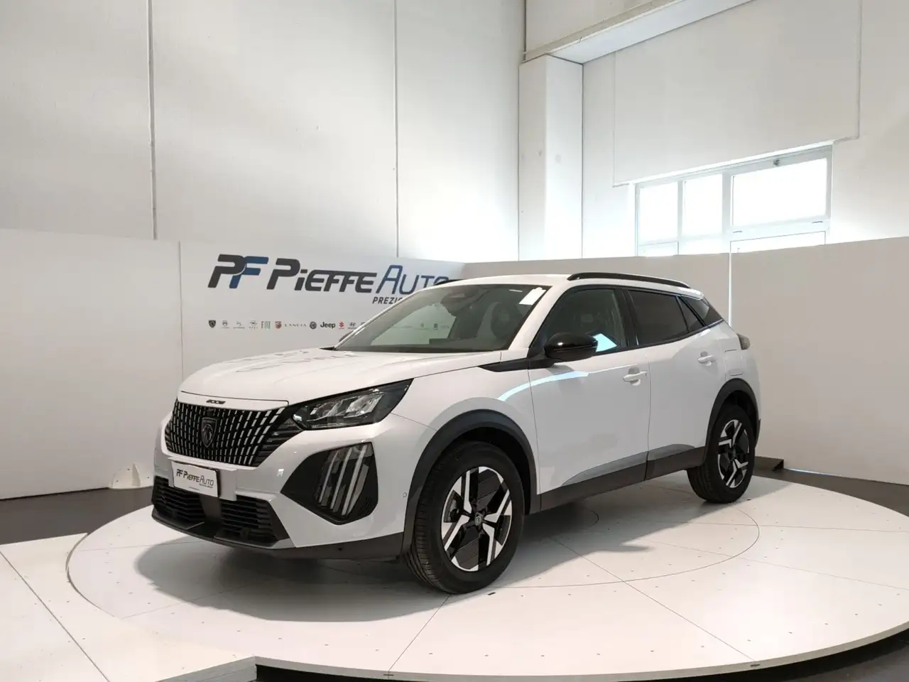 Peugeot 2008 Allure Hybrid 145 e-DCS6 — photo 1 of 15
