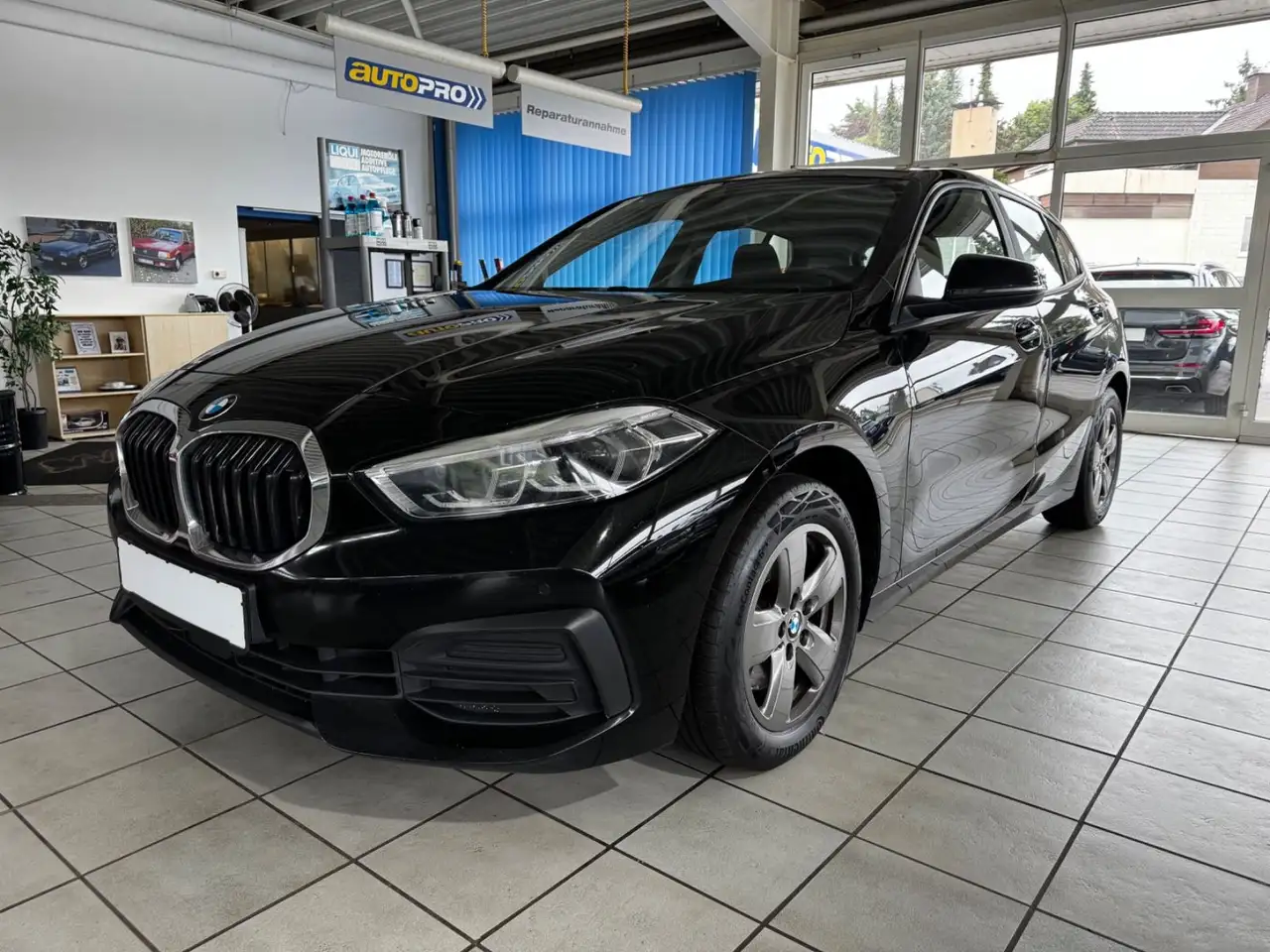 BMW 118 d Advantage/1.HD/LIVE/LED/NAVI/SHZ/2x PDC/ALU — photo 1 of 23