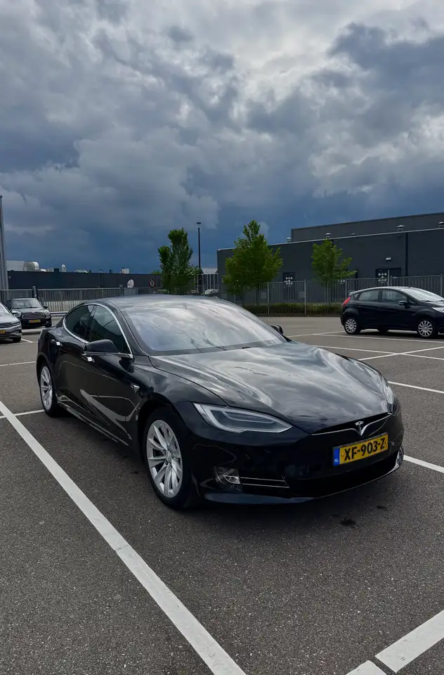 Tesla Model S 75D Allradantrieb — photo 1 of 10