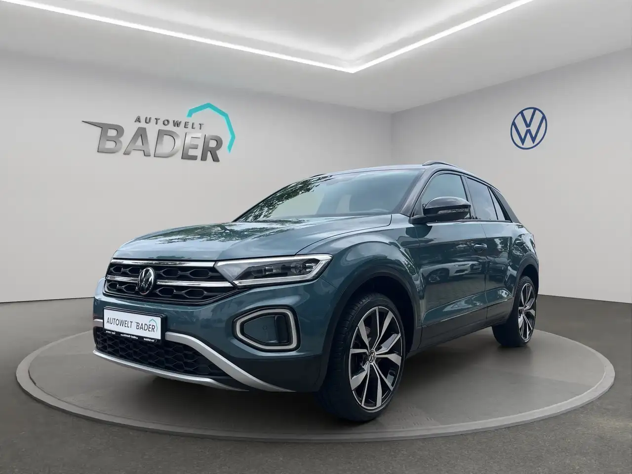 Volkswagen T-Roc Style ACC RFK AHK LED Navi — photo 1 of 24