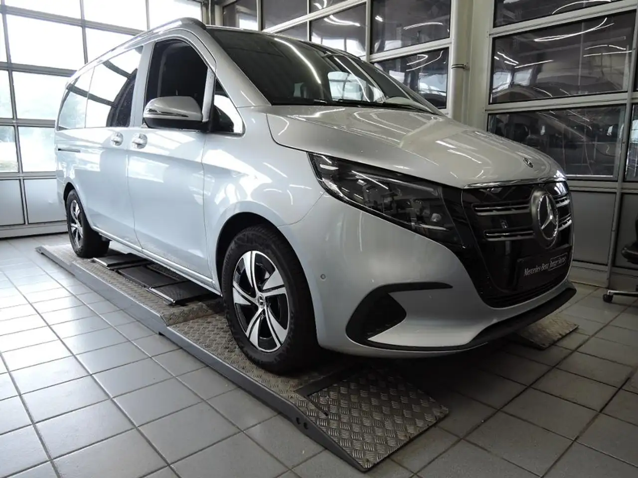 Mercedes-Benz EQV Lang Vorklimatisierung*Fahrerkamera — photo 1 of 11