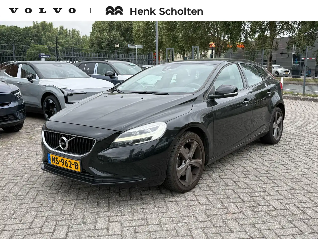 Volvo V40 2.0 T3 Nordic+ — photo 1 of 12