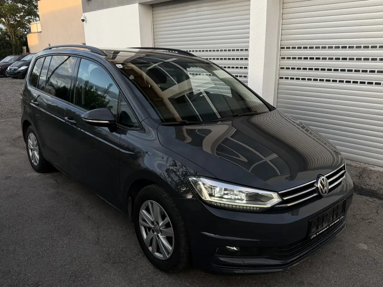 Volkswagen Touran Highline 2,0 SCR TDI 7 Sitze DSG — photo 1 of 20