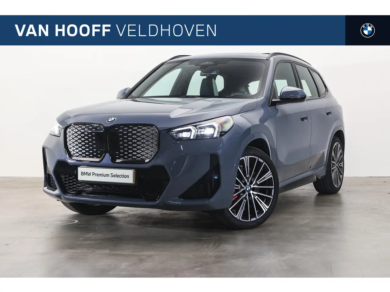 BMW iX1 eDrive20 M Sport / Panoramadak / Sportstoelen / Co — photo 1 of 30