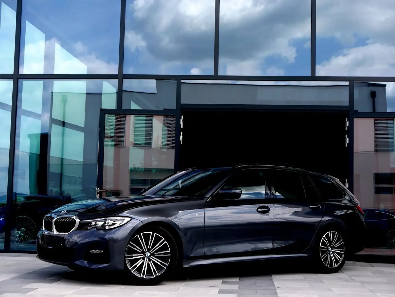 BMW 320 d Touring M-Sport *Panorama & Live Cockpit - AHK* — photo 1 of 19