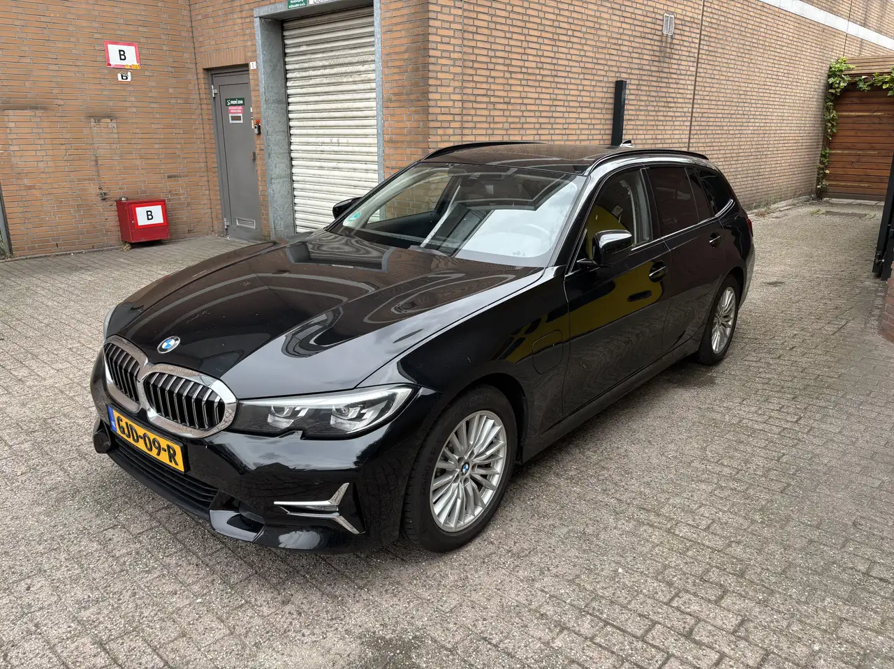 BMW 330 xDr. High Exec. — photo 1 of 17