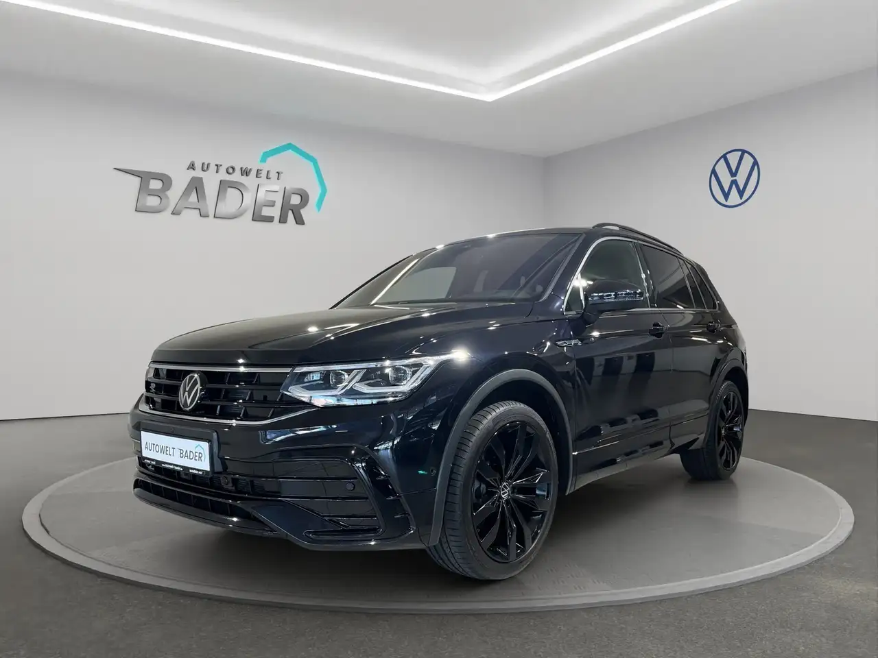 Volkswagen Tiguan R-Line 4Mo. Matrix Pano HUD AHK — photo 1 of 24