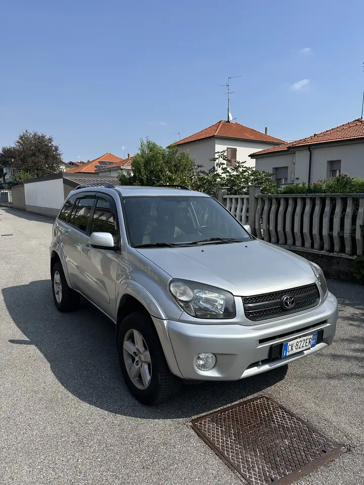Toyota RAV 4 5p 2.0 vvt-i 16v Sol auto — photo 1 of 6