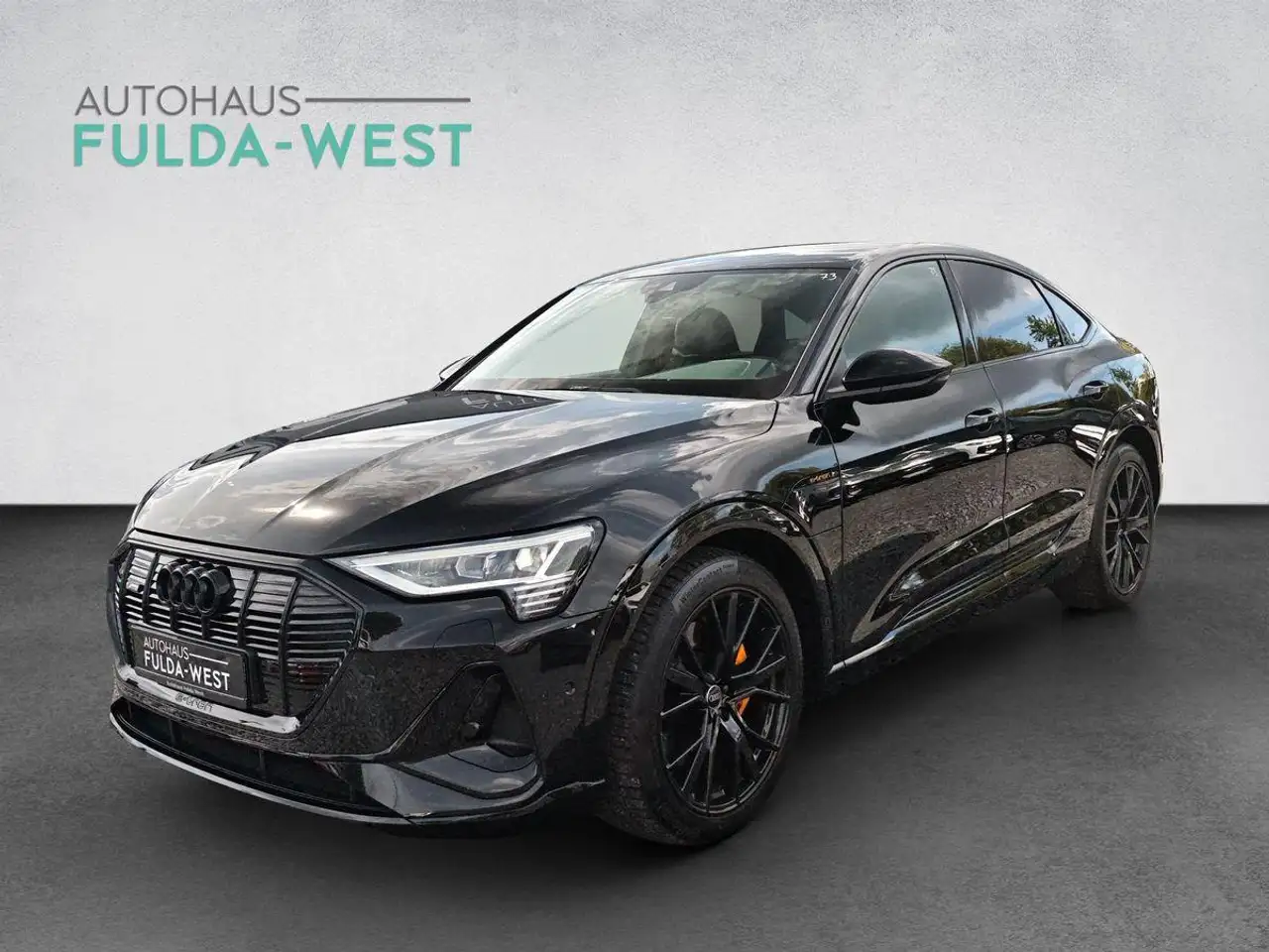 Audi e-tron 50 quattro S line Black Edition — photo 1 of 40