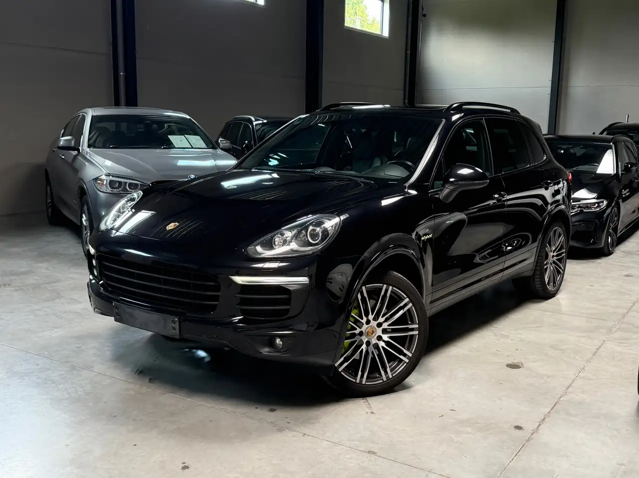 Porsche Cayenne 3.0i V6 Hybrid Tiptronic S | 1STE EIGENAAR | FULL PORSCHE SERVICE | PANO | TREKHAAK — photo 1 of 15