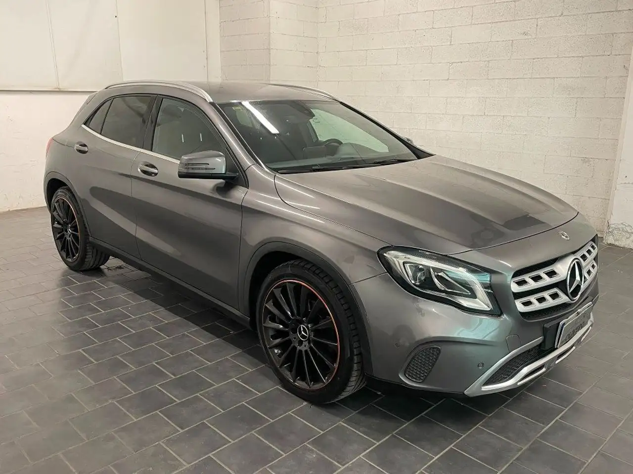 Mercedes-Benz GLA 180 1.6 122cv-UNIPRO-PELLE-C.19-NAVI-LED-CAMERA — photo 1 of 15