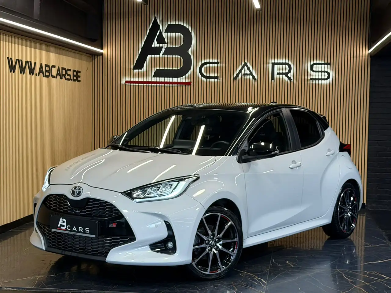Toyota Yaris Hybrid 1.5i VVT-i * SPORT * FINITION GR * BOÎTE AUTO * — photo 1 of 15
