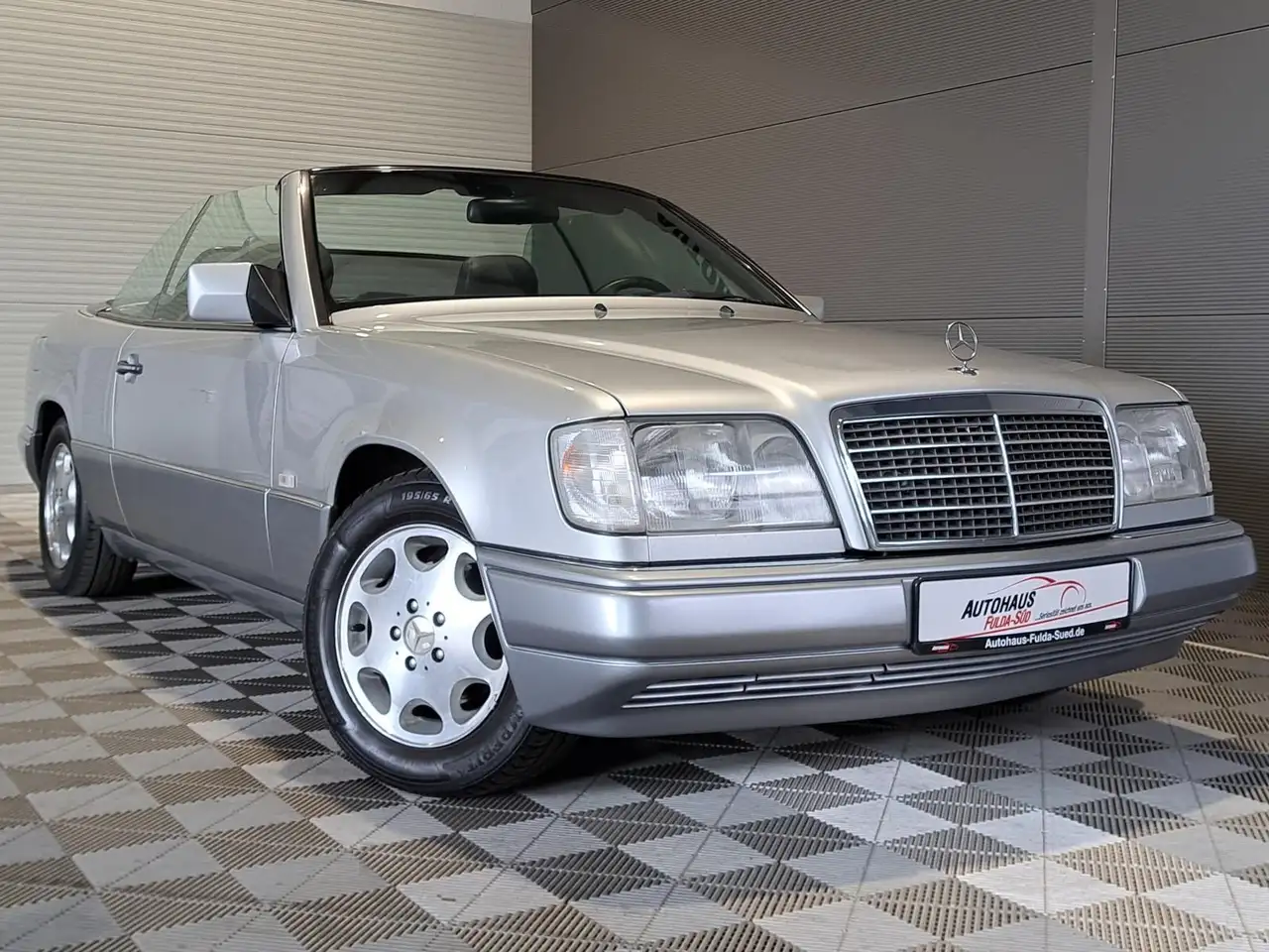 Mercedes-Benz E 220 Cabrio W124 °Shzg°Klima°Tempomat°Automatik — photo 1 of 23