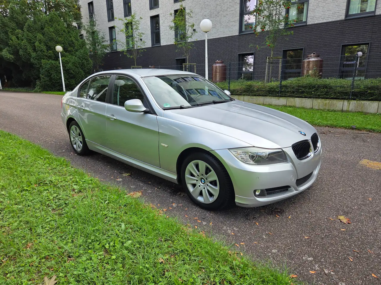 BMW 318 318 i Rentner Fahrzeug 1-Hand Klima PDC Scheckheft Tüv 5.28 — photo 1 of 9