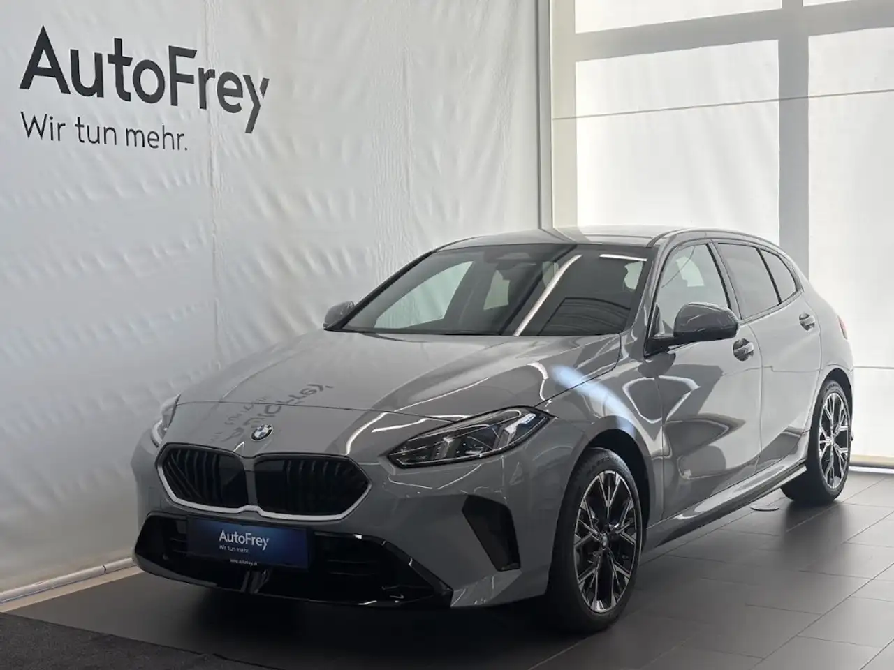 BMW 118 d — photo 1 of 17
