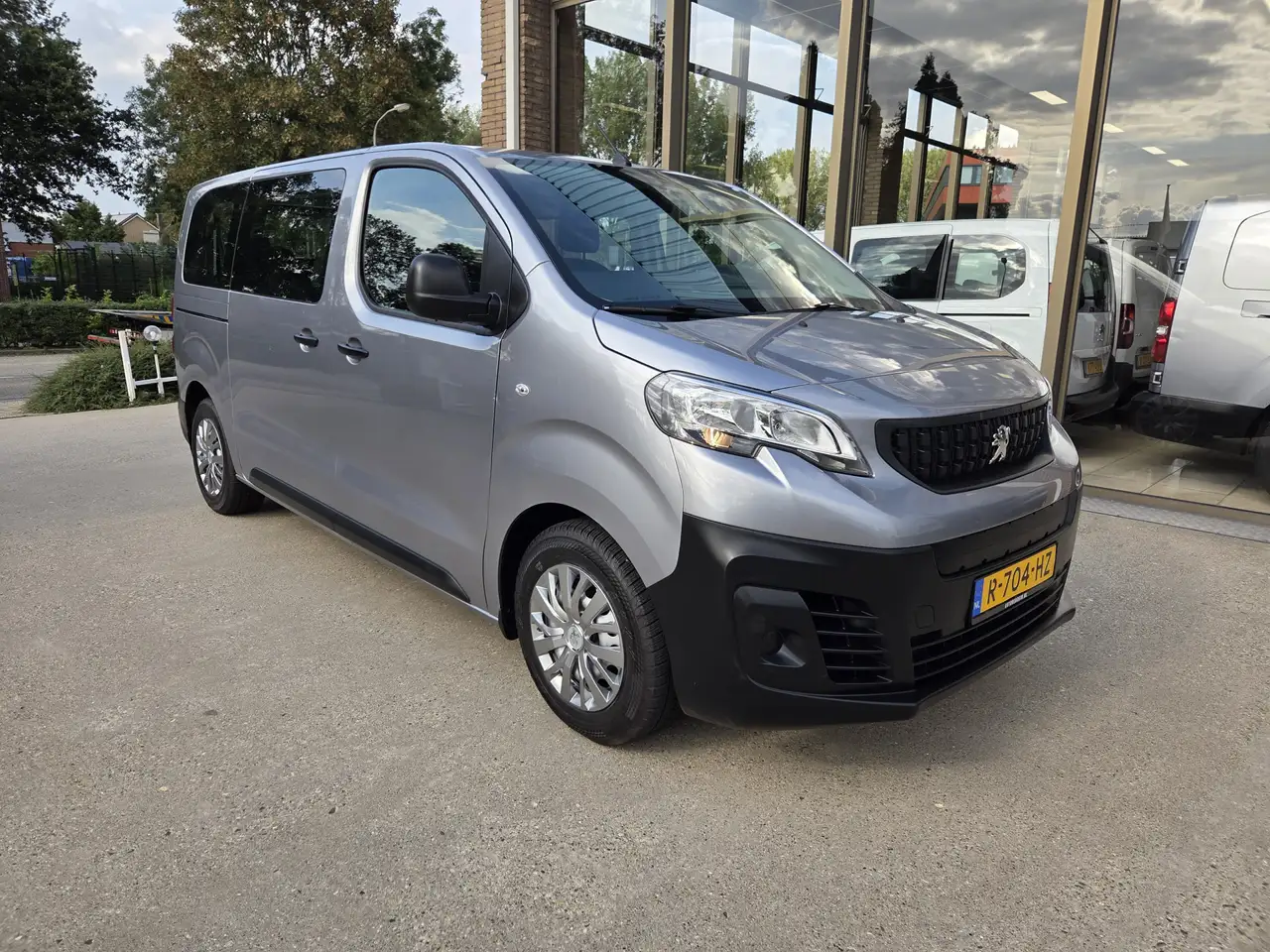 Peugeot e-Expert 50 kWh L2 9-Persoons Airco Panoramadak — photo 1 of 40