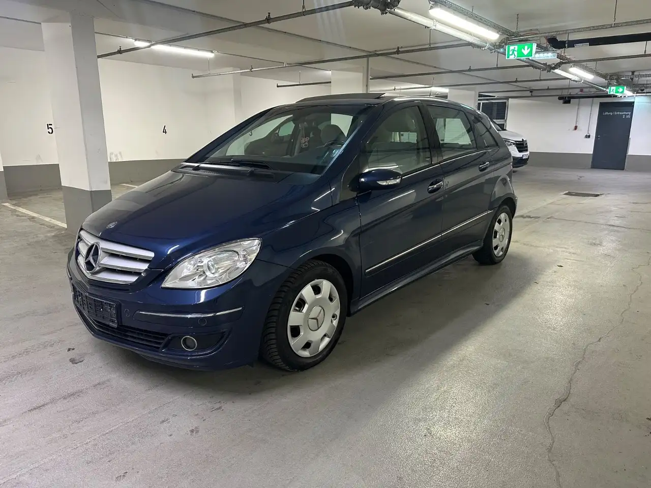 Mercedes-Benz B 200 — photo 1 of 30