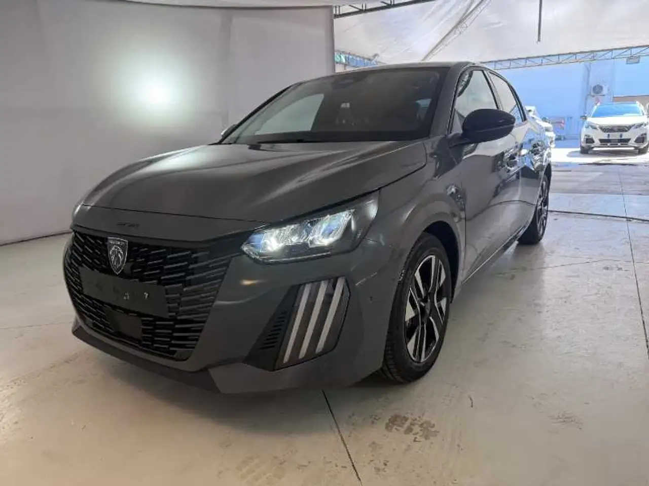 Peugeot 208 1.2 Hybrid 48V Allure — photo 1 of 15