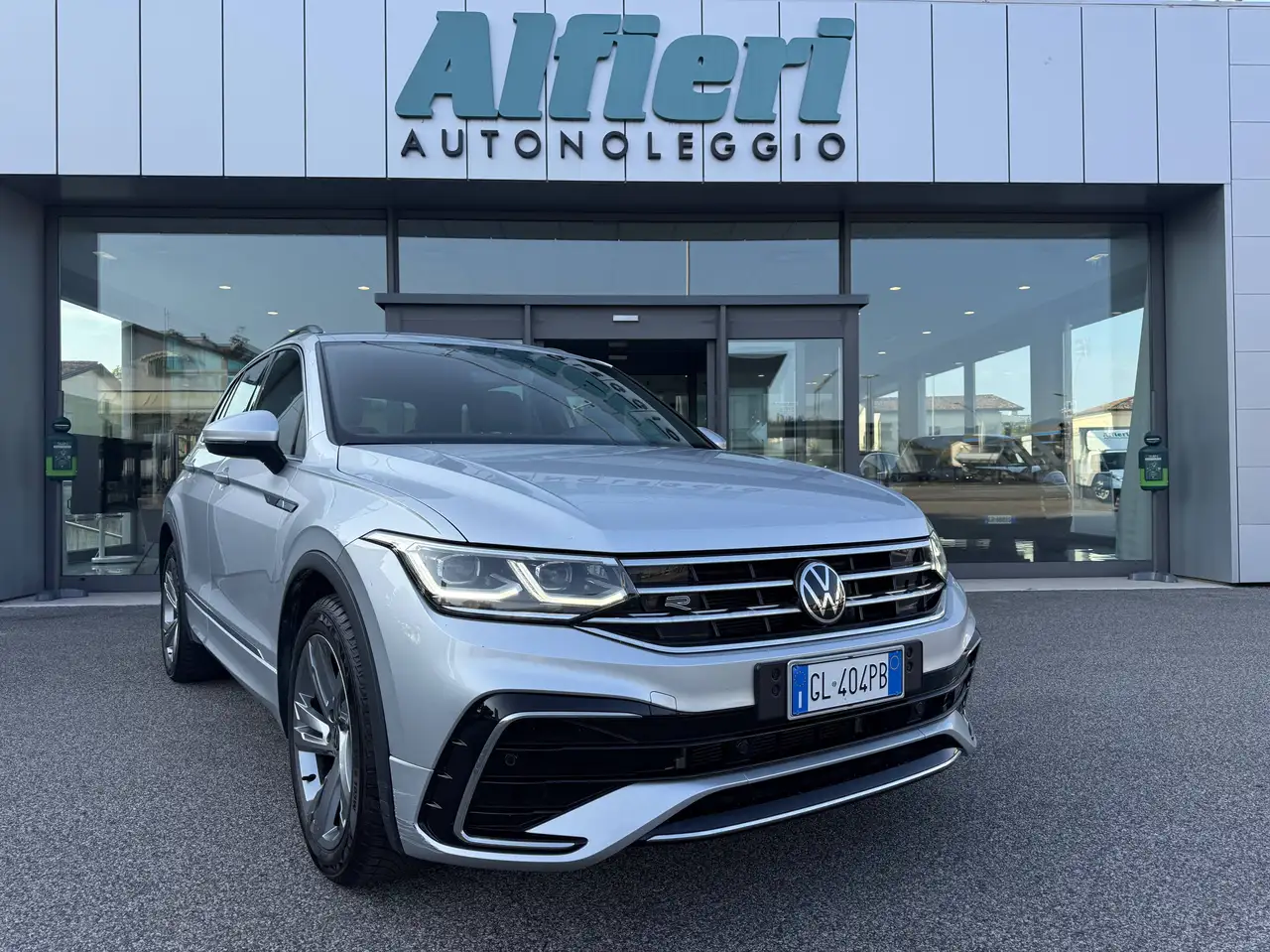 Volkswagen Tiguan Tiguan 2.0 tdi R-Line 150cv dsg e6d '19 Camera IVA — photo 1 of 15