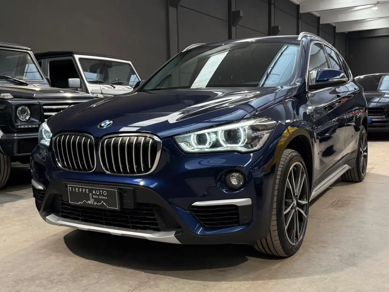 BMW X1 sDrive18d xLine — photo 1 of 15