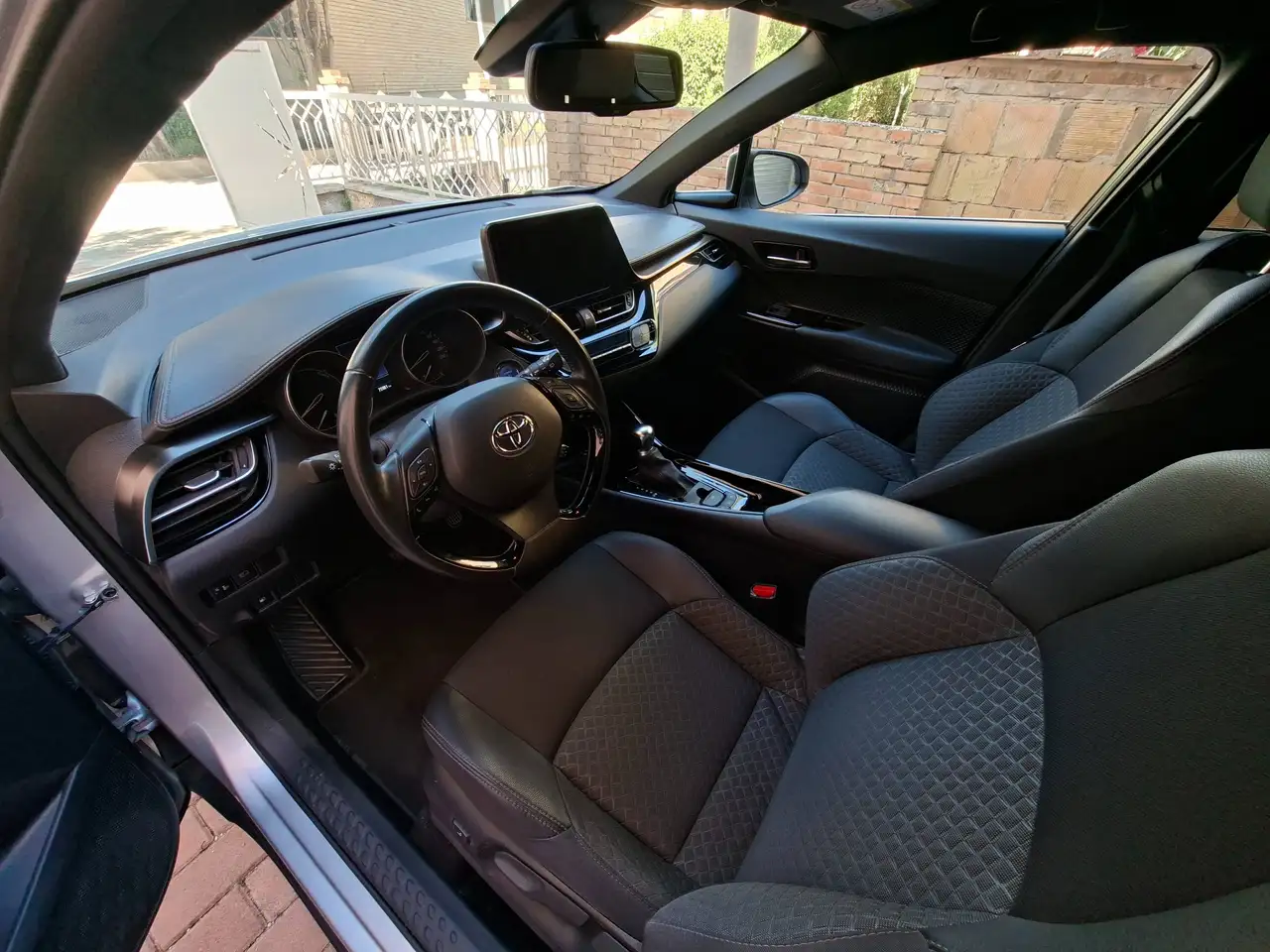 Toyota C-HR C-HR I 2020 1.8h Trend e-cvt — photo 1 of 9