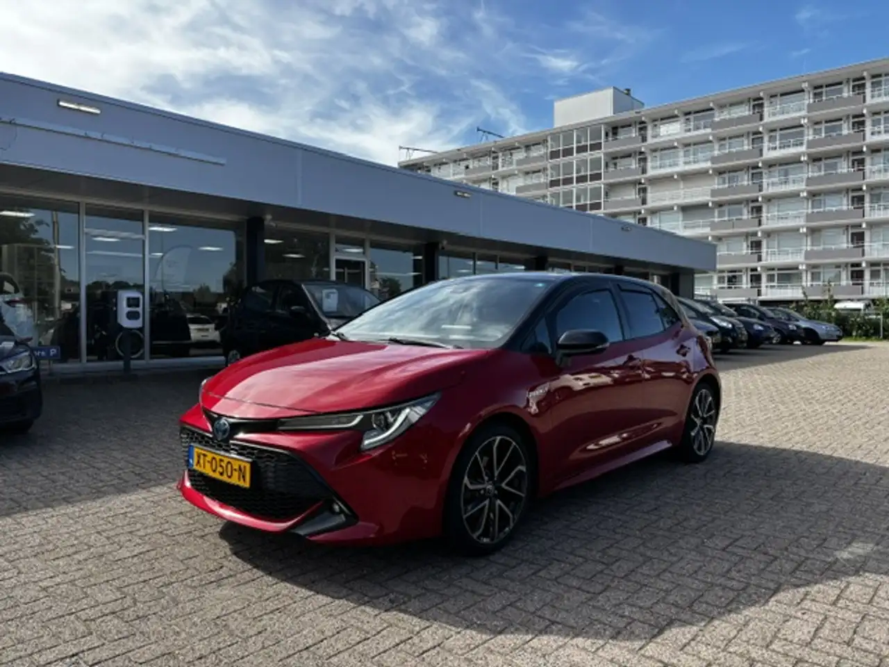 Toyota Corolla 1.8 Hybrid Executive — photo 1 of 31