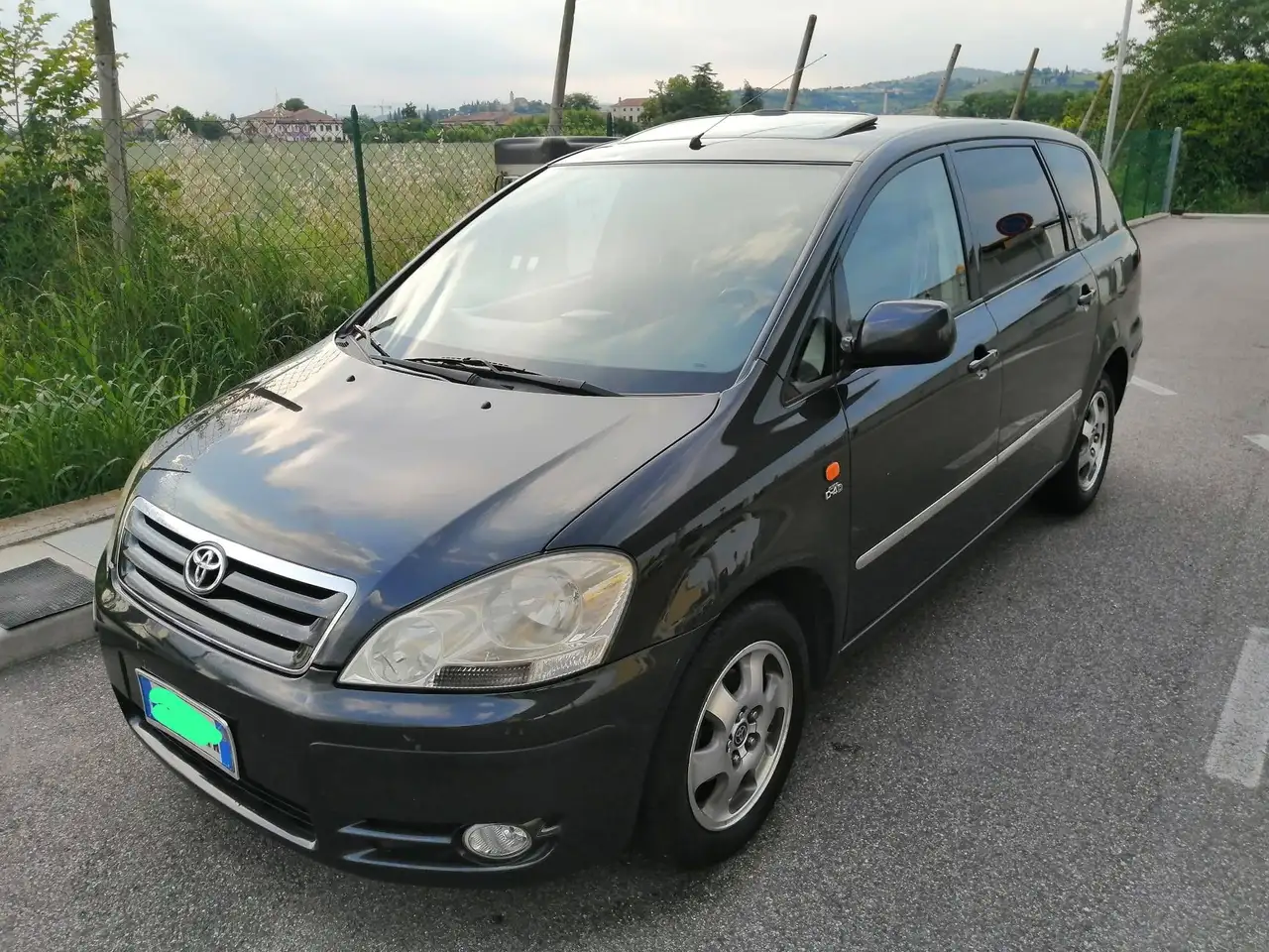 Toyota Avensis Avensis I 2001 Verso Verso 2.0 tdi d-4d 16v — photo 1 of 15