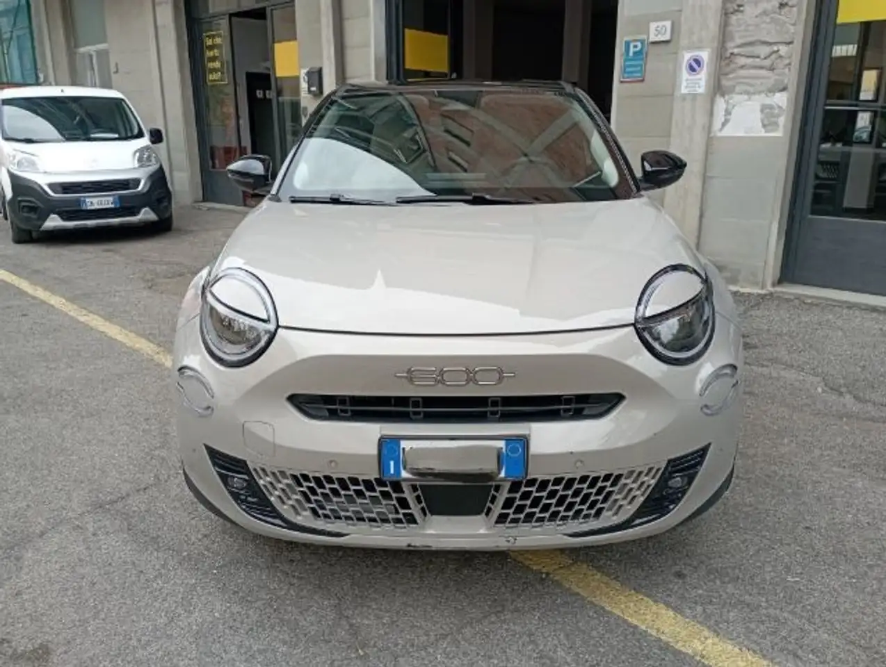 Fiat 600 600 IV 2023 1.2 HYBRID BI-COLOR 145cv auto — photo 1 of 13