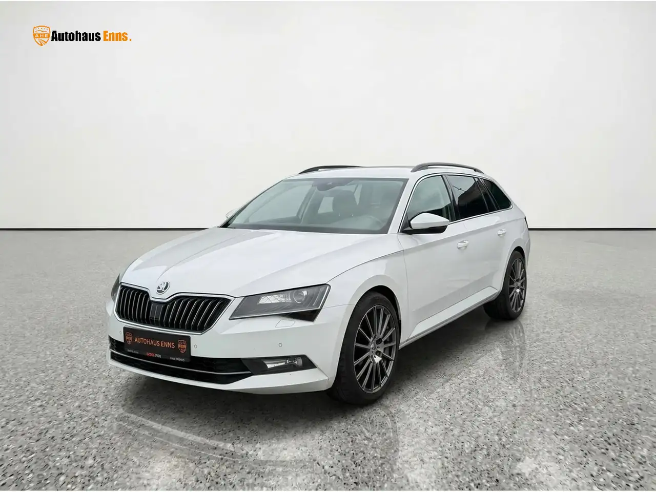 Skoda Superb Superb / Kombi DSG / Navi / Sitzhzg / PDC / 12 Monate Garantie! / Automatikgetriebe / Start/Stop-Automatik — photo 1 of 15