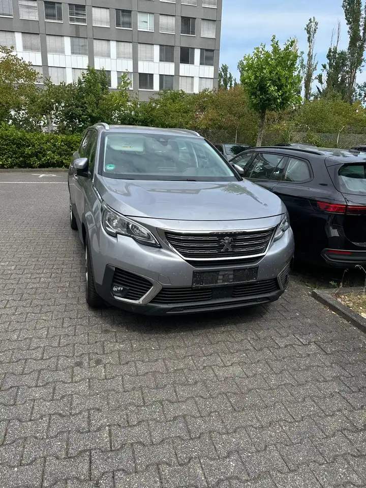 Peugeot 5008 1.5 Blue-HDI FAP Allure Pack AT 7-Si+Navi+R-Kam+ — photo 1 of 6