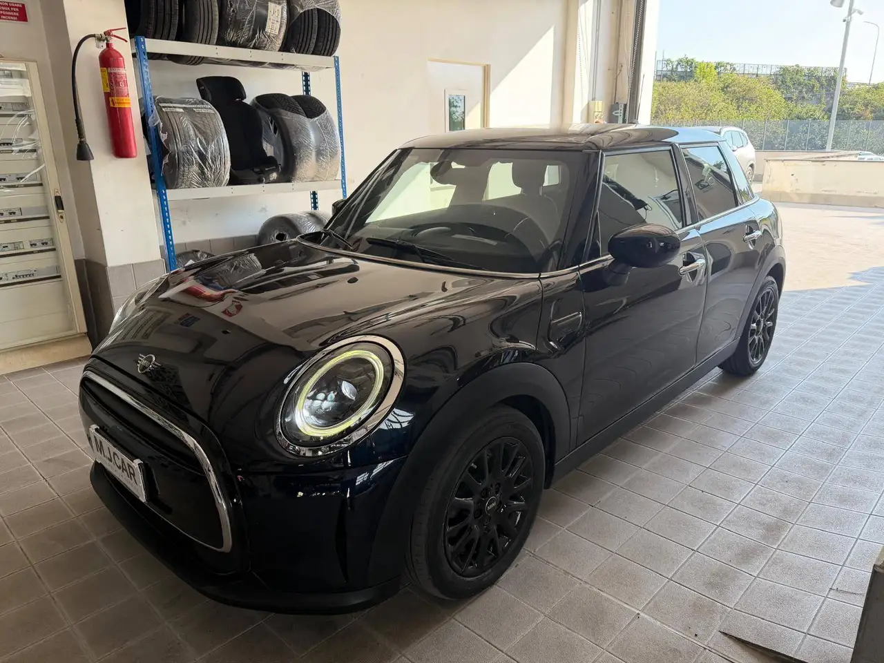 MINI Cooper 5p 1.5 Classic auto — photo 1 of 15