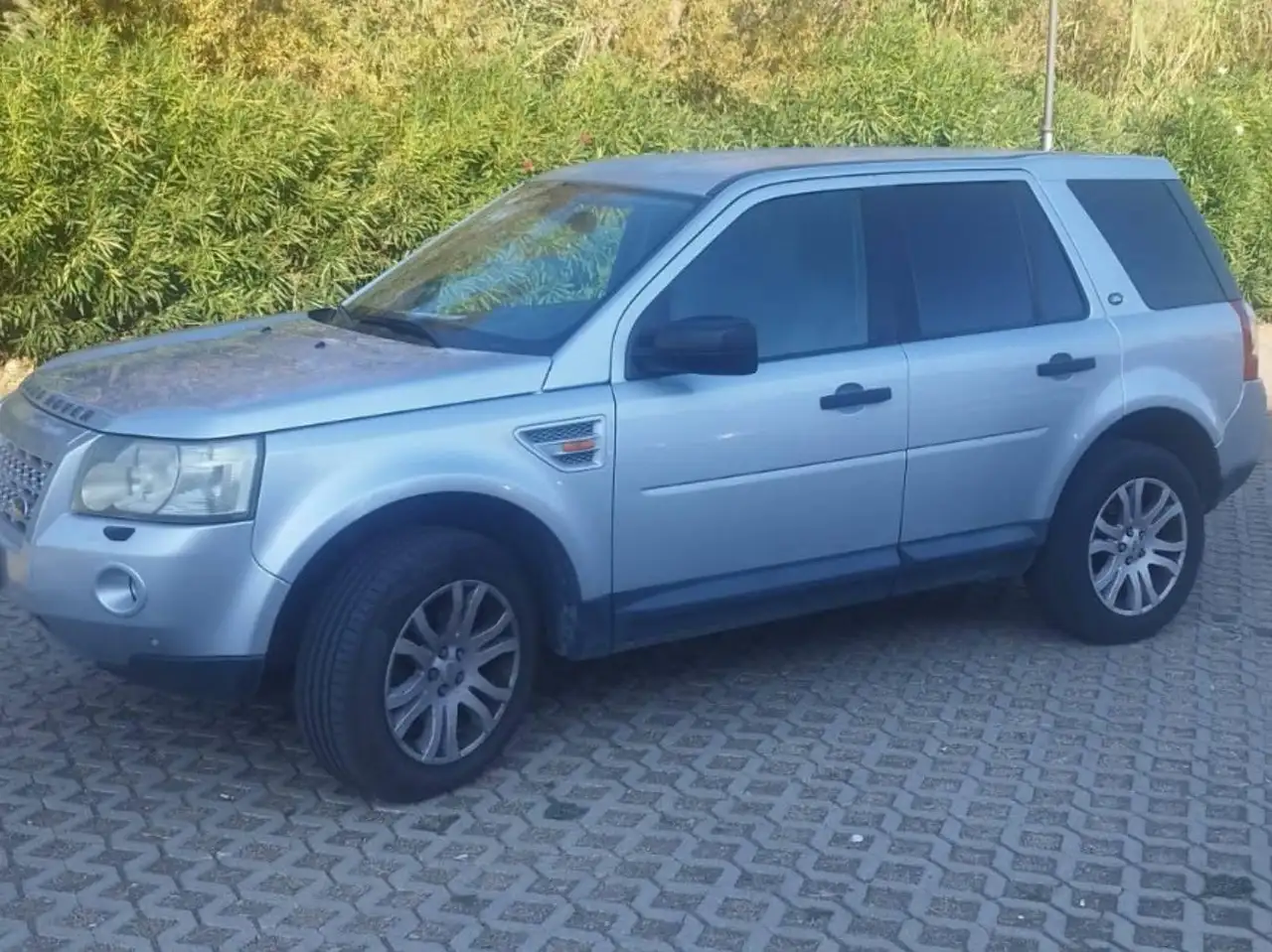 Land Rover Freelander 2 — photo 1 of 11