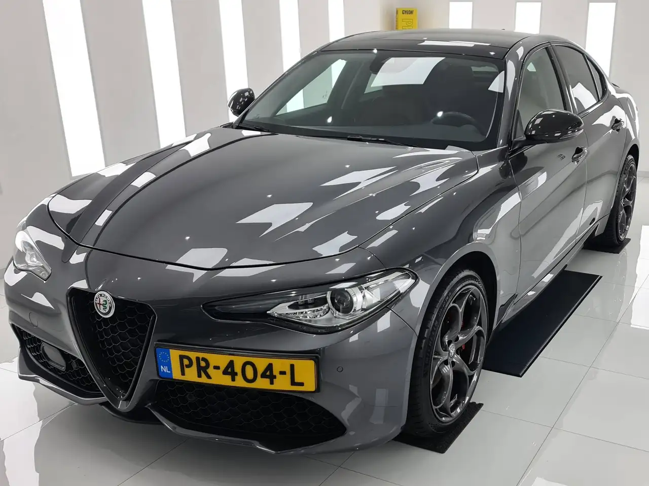 Alfa Romeo Giulia Giulia 2.0T Q2 RWD Dealer onderhouden — photo 1 of 40