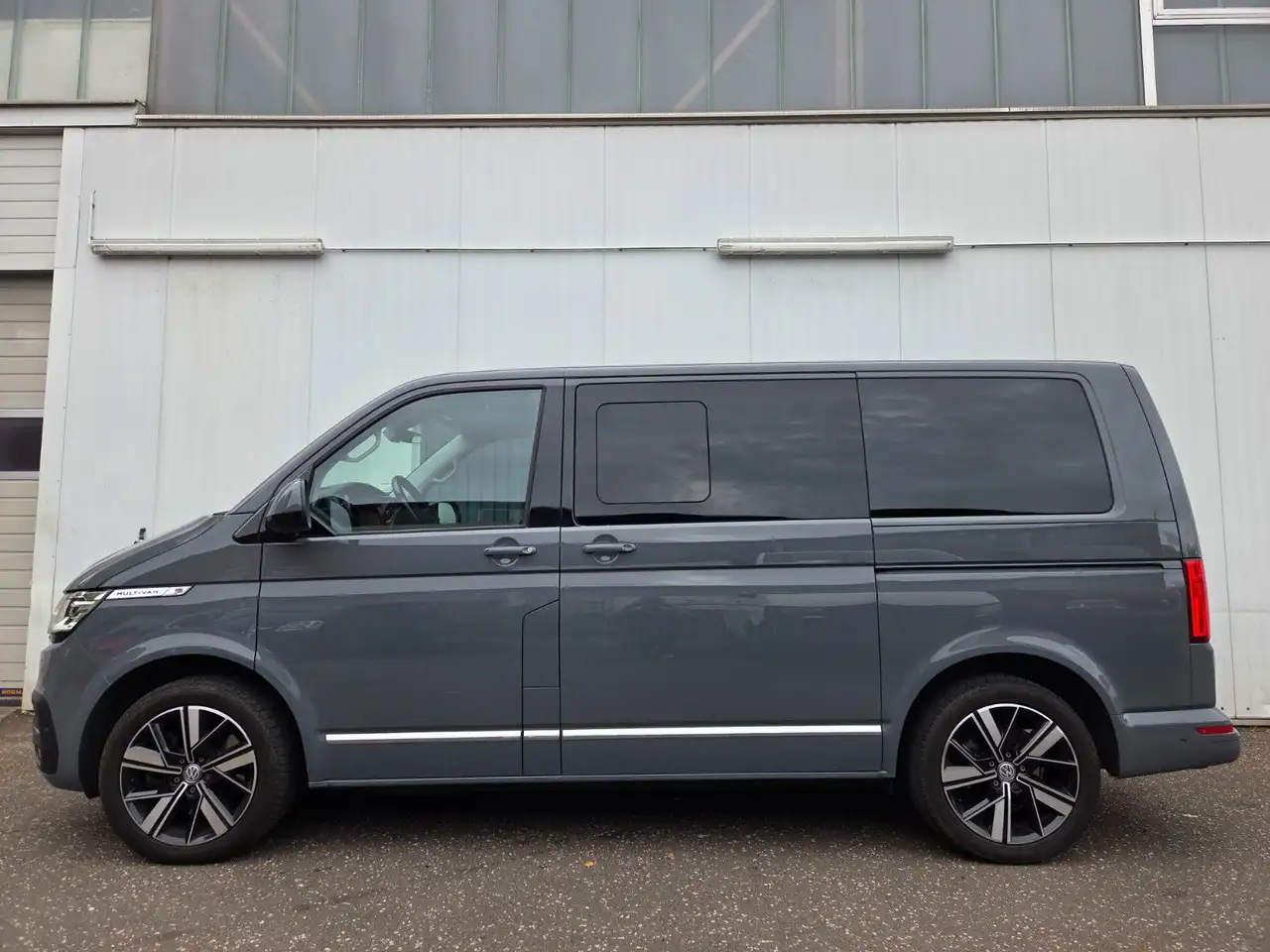 Volkswagen T6 Multivan T6.1 Multivan 4MOTION Highline Leder/ACC/AHK — photo 1 of 18