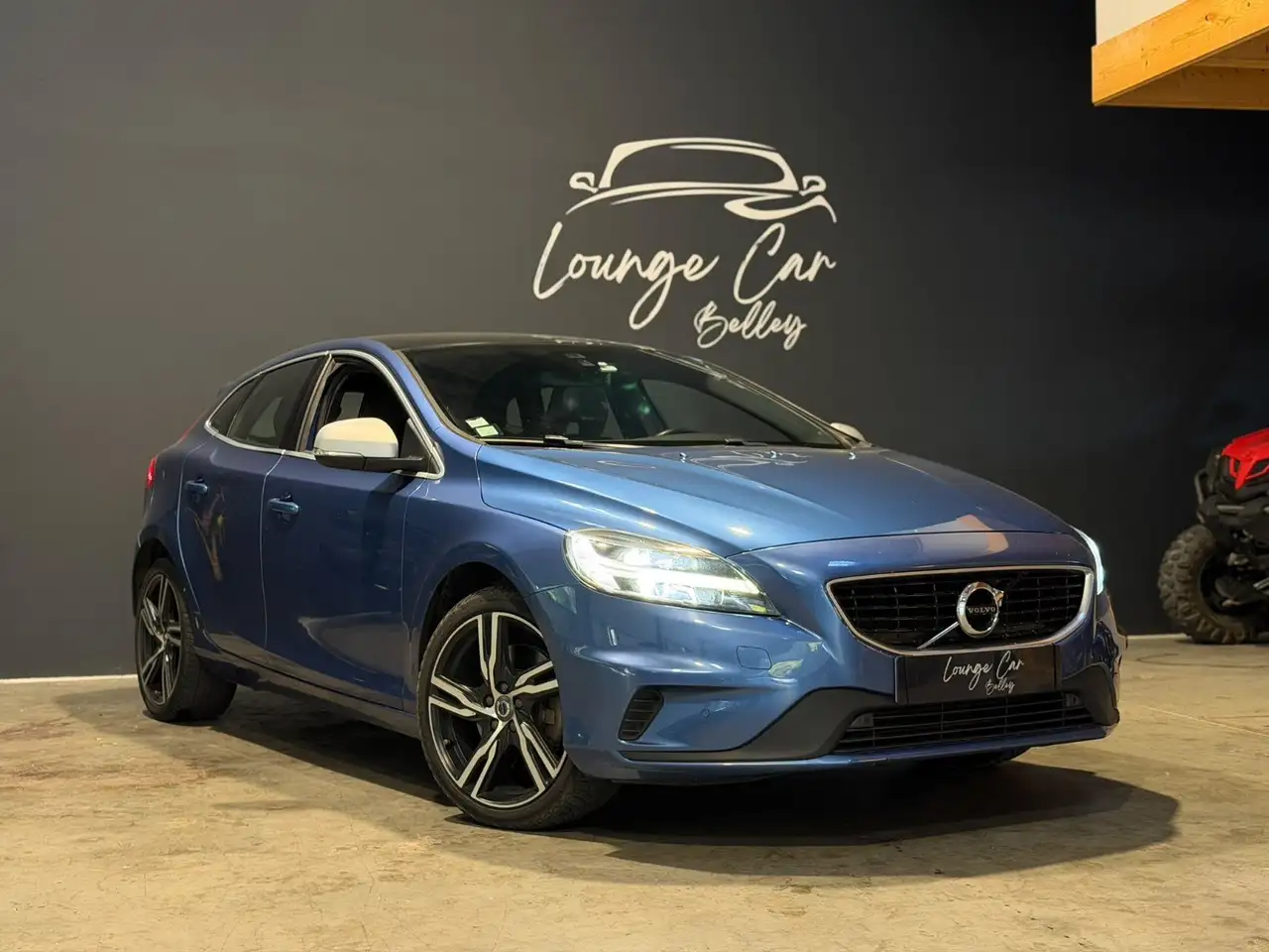 Volvo V40 D3 150 - R-Design - Régulateur/Limiteur - Clim Auto - Toit Panoramique - — photo 1 of 29