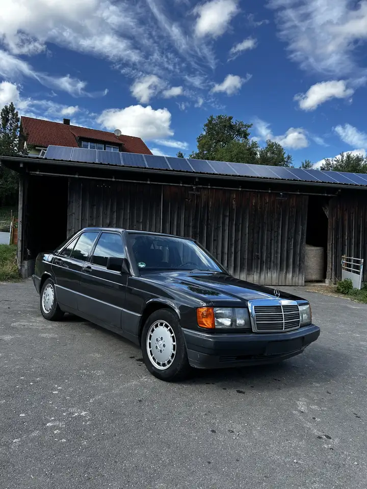 Mercedes-Benz 190 E 1.8 — photo 1 of 10