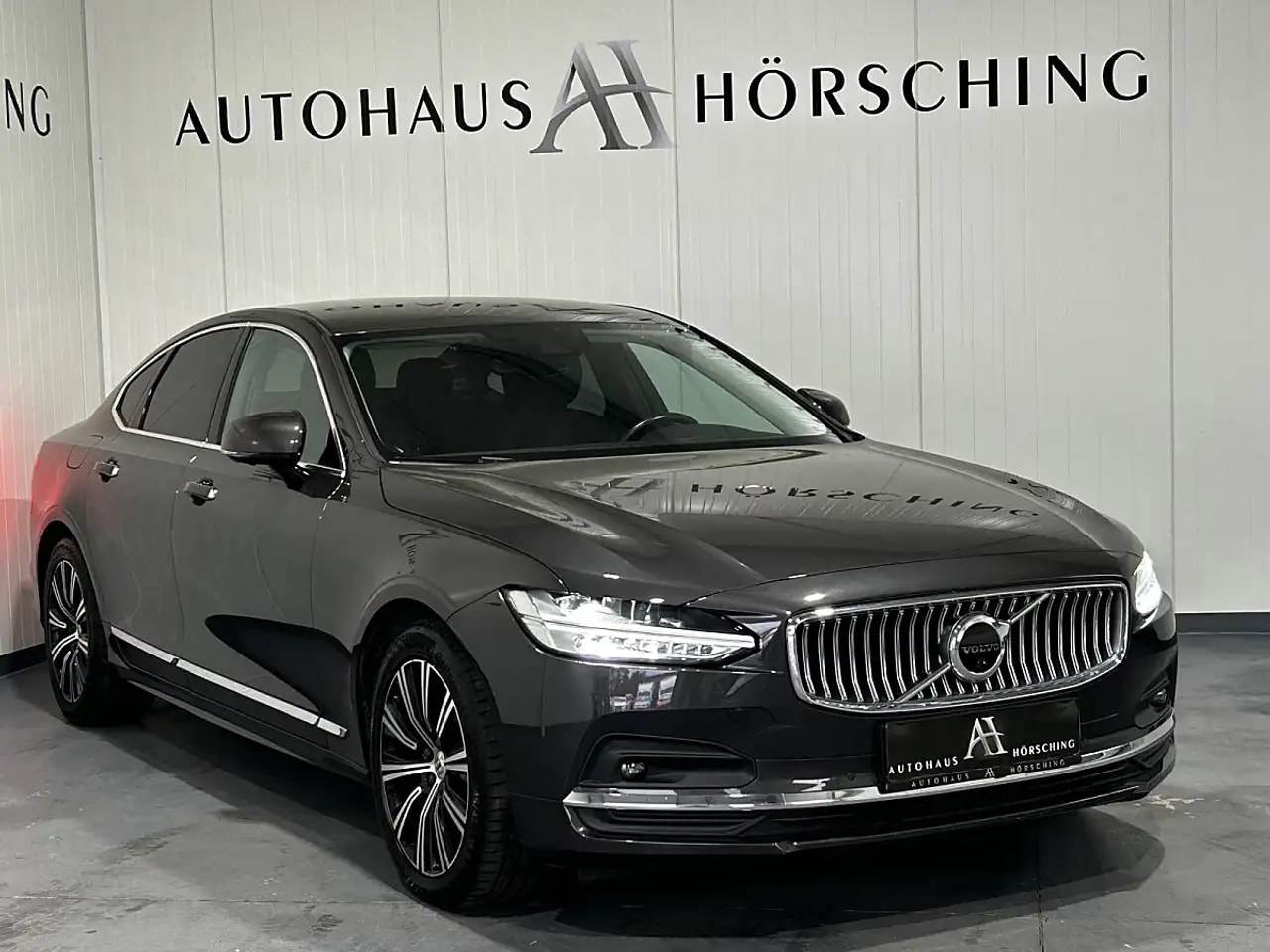Volvo S90 B5 AWD Inscription Geartronic — photo 1 of 32
