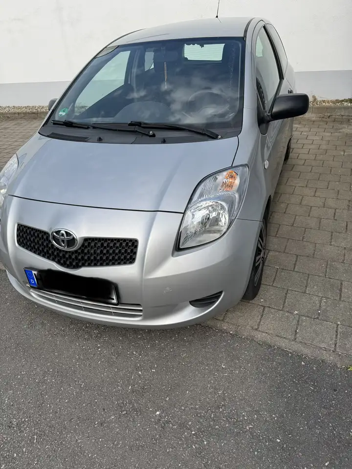 Toyota Yaris 1.3 VVT-i Sol — photo 1 of 3