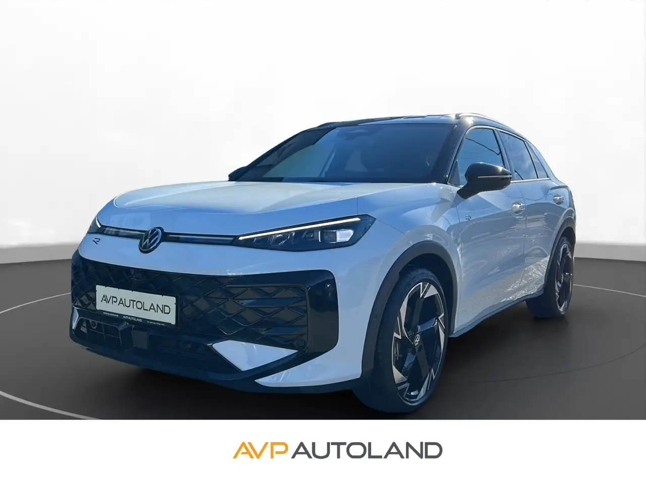 Volkswagen T-Roc 1.5 eTSI DSG R-Line | NAVI | ACC | LED | — photo 1 of 15