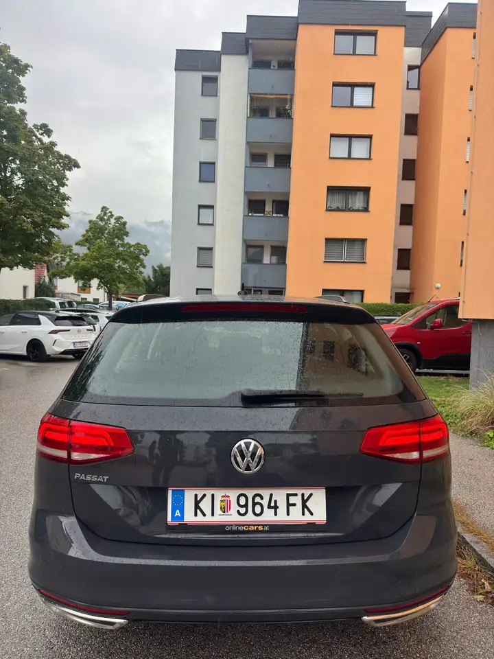 Volkswagen Passat Variant 1,6 TDI Austria — photo 1 of 12
