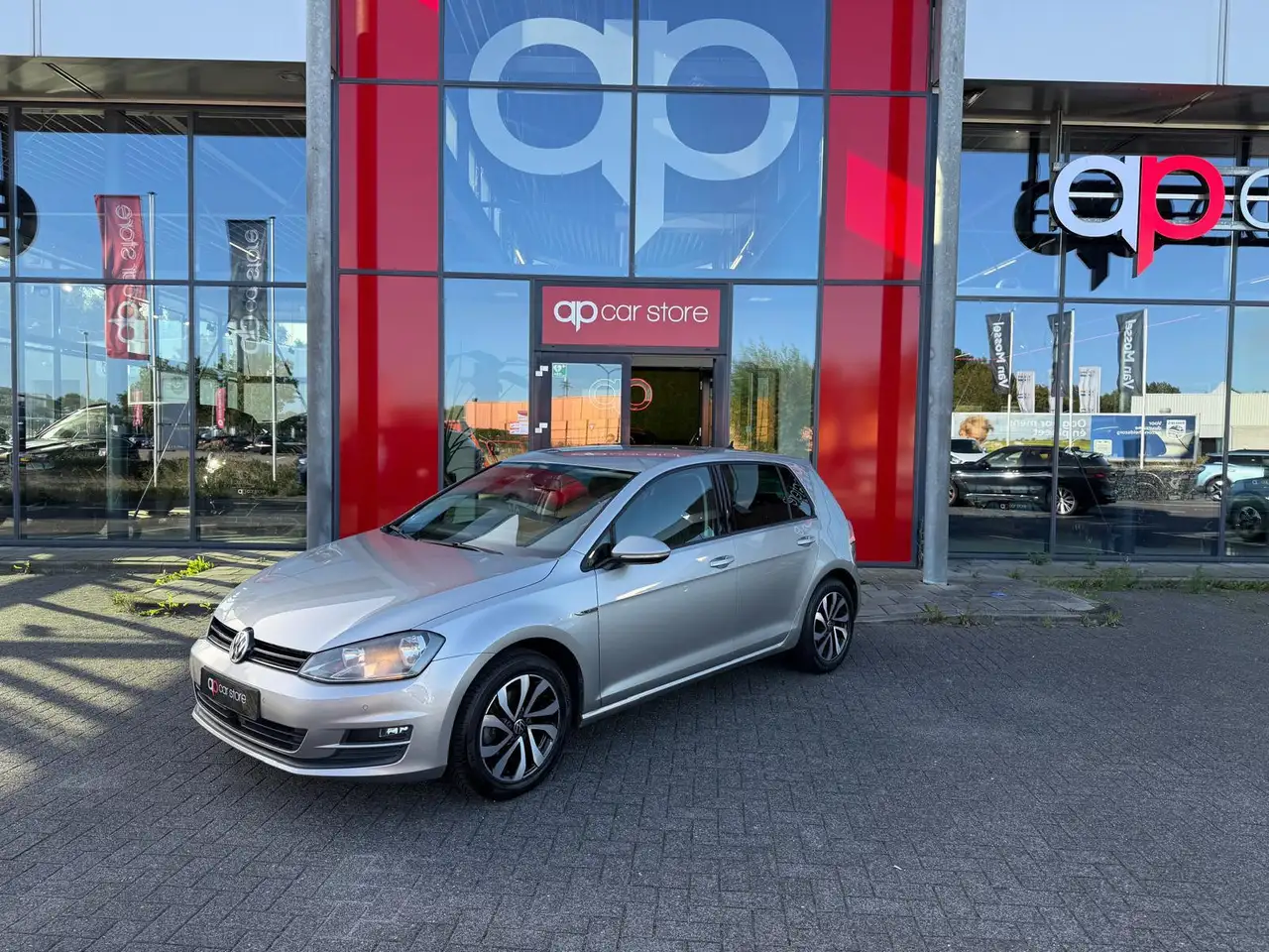 Volkswagen Golf 1.2 TSI Connected Series — photo 1 of 23