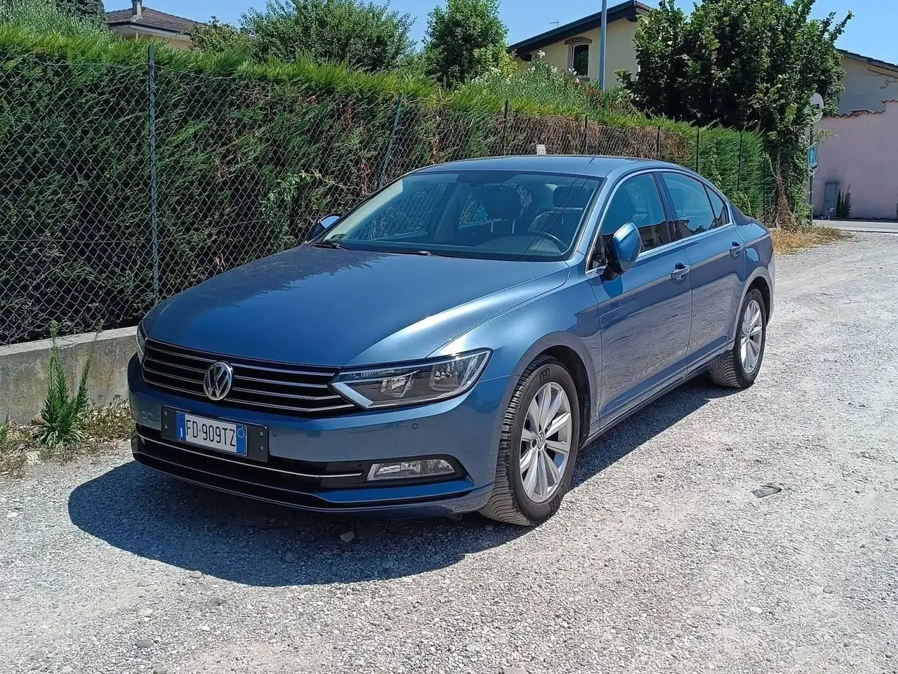 Volkswagen Passat 1.6 TDI Business Bluemotion — photo 1 of 3