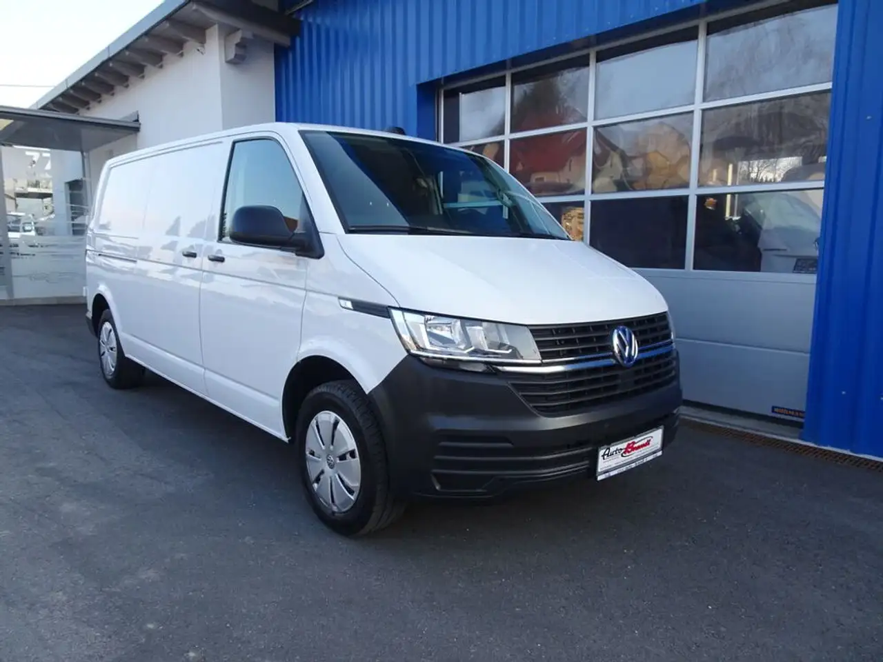 Volkswagen T6.1 Transporter LR 2,0 TDI Kasten / AHK 2500 KG — photo 1 of 17