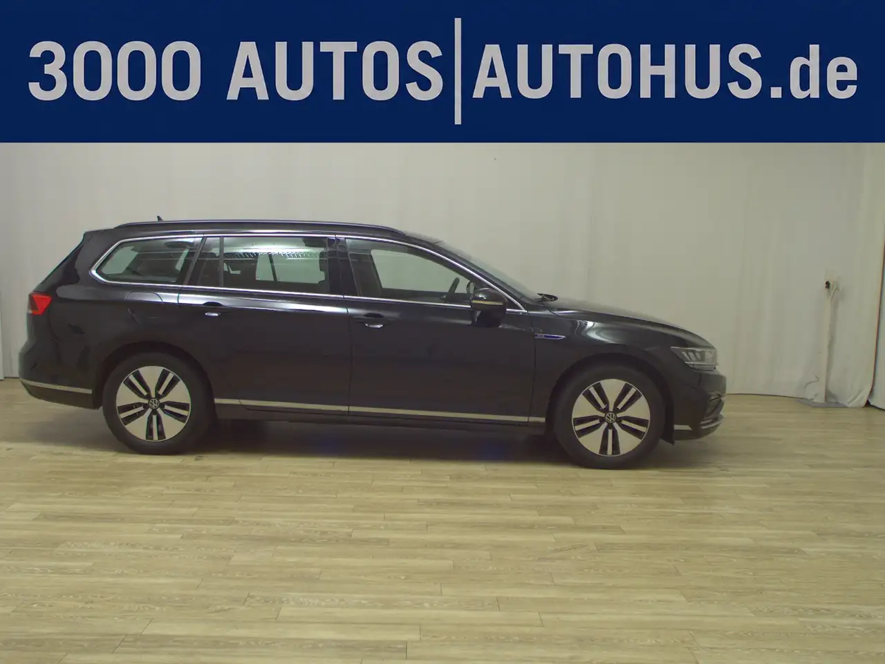 Volkswagen Passat Variant — photo 1 of 17