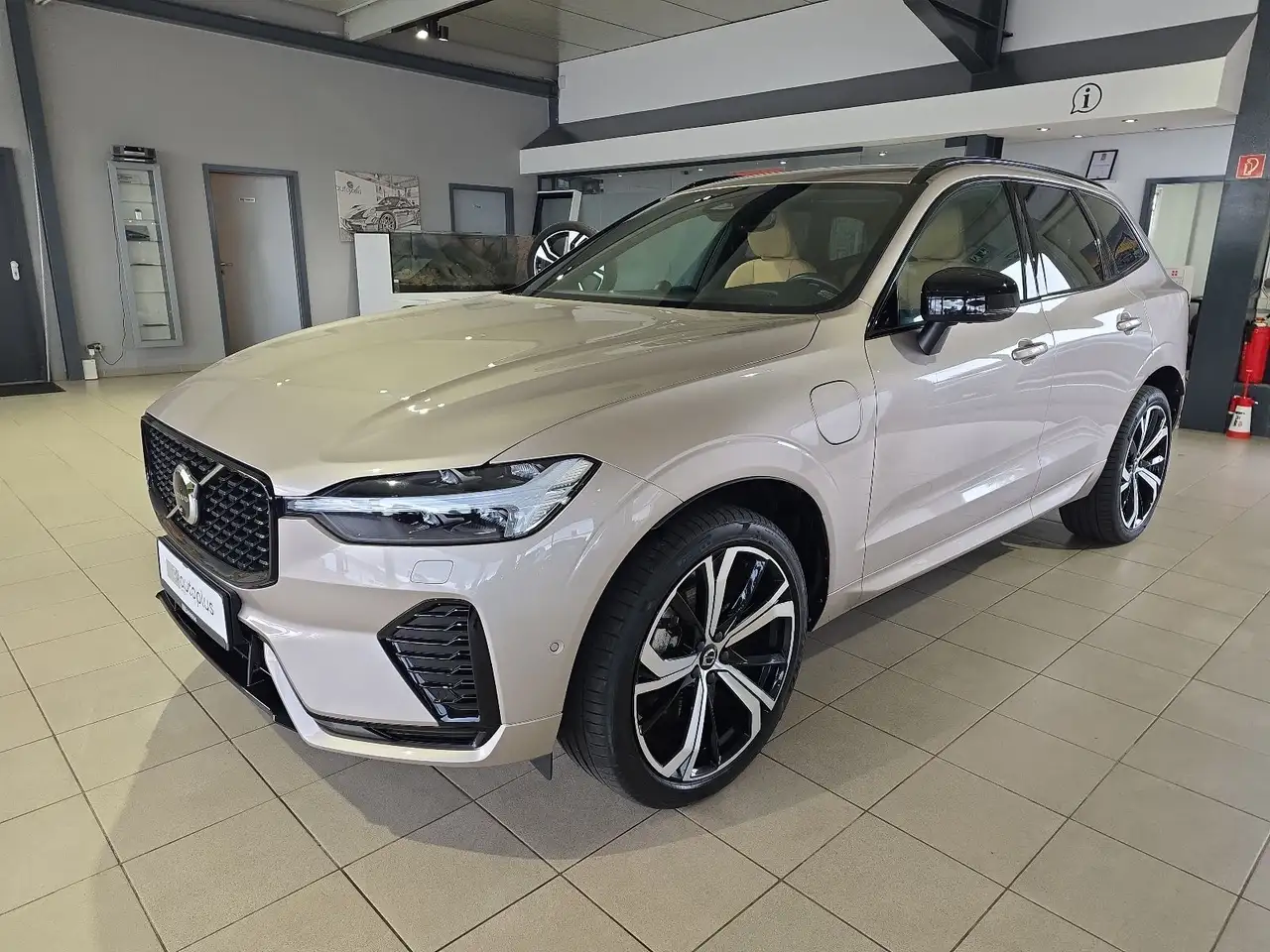Volvo XC60 T8 Ultimate Dark Recharge AWD B&W Massage — photo 1 of 38