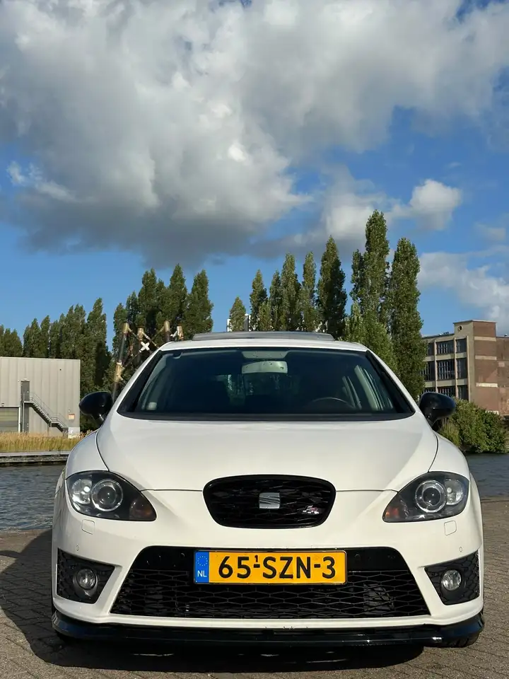 SEAT Leon 1.4 TSI FR — photo 1 of 14