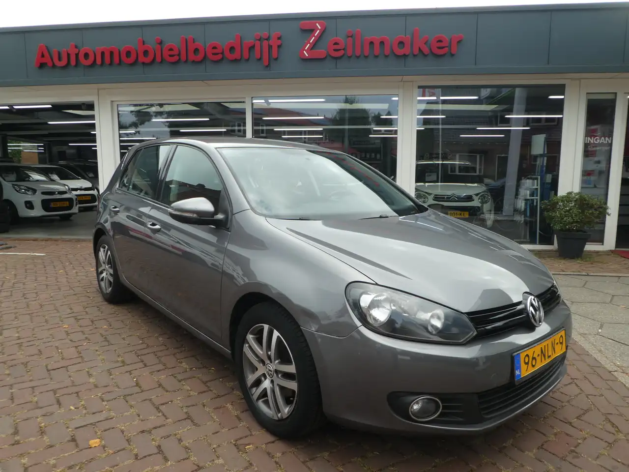 Volkswagen Golf 1.2 TSI Tour II BlueMotion — photo 1 of 40