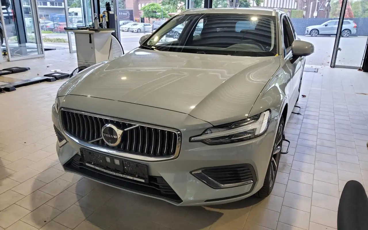 Volvo V60 T6 PLUG-IN AWD CORE FAP+WINTERPAK+KAMERA+LM+ — photo 1 of 2