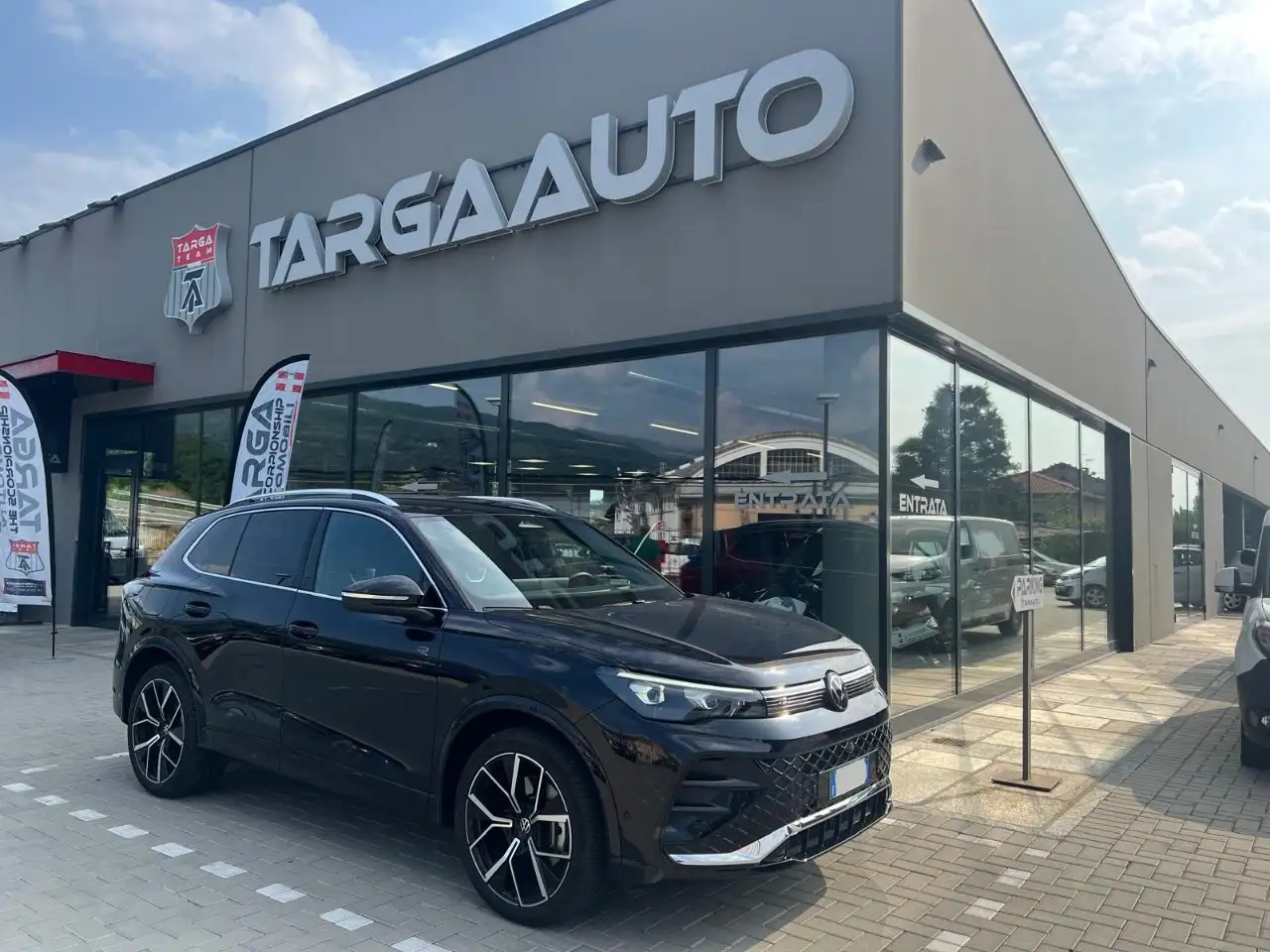 Volkswagen Tiguan 2.0 tdi R-Line 150cv dsg — photo 1 of 15
